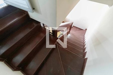 Casa para alugar com 240m², 3 quartos e 2 vagas Casa para alugar com 240m², 3 quartos e 2 vagasEscada