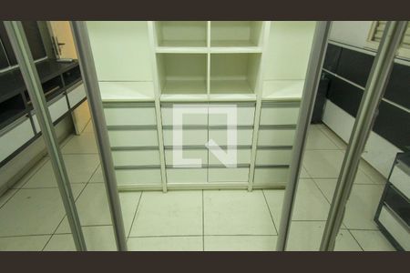 Casa à venda com 90m², 2 quartos e 2 vagas Casa à venda com 90m², 2 quartos e 2 vagasCloset