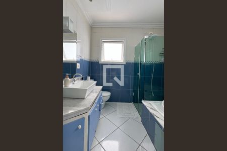 Casa de condomínio para alugar com 350m², 3 quartos e 6 vagasBanheiro da Suíte 1