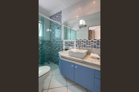 Casa de condomínio para alugar com 350m², 3 quartos e 6 vagasBanheiro da Suíte 2