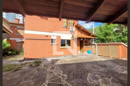Casa à venda com 358m², 5 quartos e 2 vagasQuintal