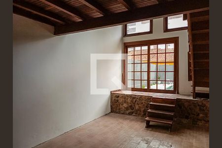 Casa de condomínio à venda com 220m², 3 quartos e 2 vagas Casa de condomínio à venda com 220m², 3 quartos e 2 vagasEscada