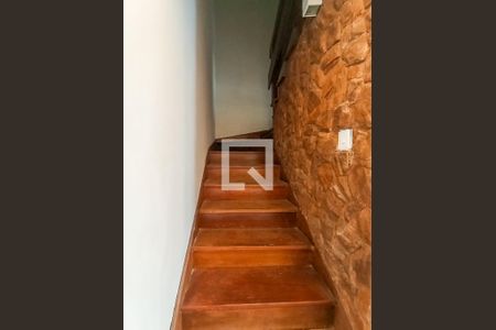 Casa de condomínio à venda com 220m², 3 quartos e 2 vagas Casa de condomínio à venda com 220m², 3 quartos e 2 vagasEscada