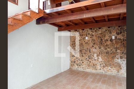 Casa de condomínio à venda com 220m², 3 quartos e 2 vagas Casa de condomínio à venda com 220m², 3 quartos e 2 vagasEscada