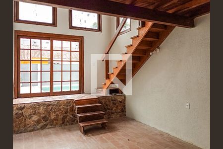 Casa de condomínio à venda com 220m², 3 quartos e 2 vagas Casa de condomínio à venda com 220m², 3 quartos e 2 vagasEscada