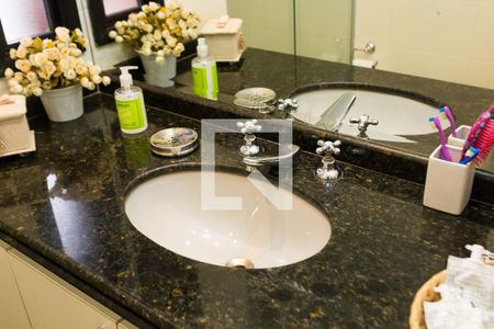 Apartamento à venda com 246m², 3 quartos e 4 vagasBanheiro da Suíte 1