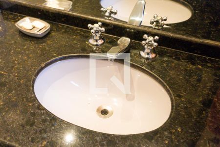 Apartamento à venda com 246m², 3 quartos e 4 vagasBanheiro da Suíte 2