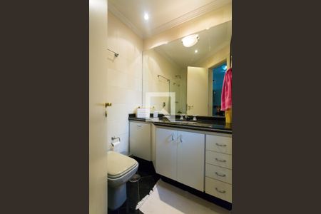 Apartamento à venda com 246m², 3 quartos e 4 vagasBanheiro da Suíte 2