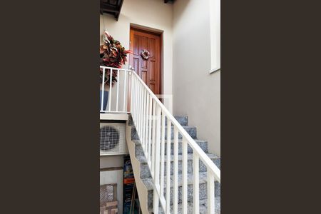 Casa à venda com 320m², 5 quartos e 4 vagasEscada Casa 2