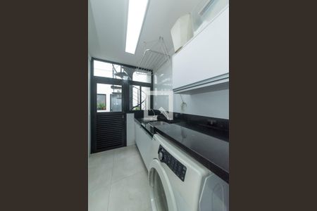 Casa à venda com 260m², 3 quartos e 3 vagas Casa à venda com 260m², 3 quartos e 3 vagasLavanderia