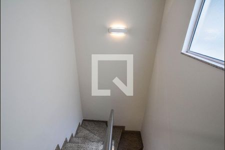 Casa à venda com 270m², 3 quartos e 4 vagas Casa à venda com 270m², 3 quartos e 4 vagasEscada