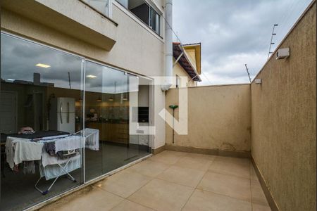 Casa à venda com 270m², 3 quartos e 4 vagas Casa à venda com 270m², 3 quartos e 4 vagasQuintal