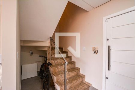 Casa à venda com 270m², 3 quartos e 4 vagas Casa à venda com 270m², 3 quartos e 4 vagasEscada