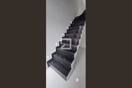 Casa à venda com 150m², 3 quartos e 3 vagasEscada