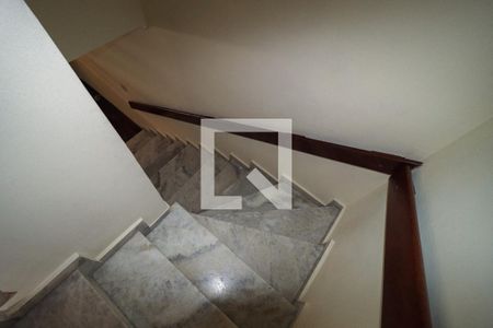 Casa à venda com 200m², 4 quartos e 5 vagas Casa à venda com 200m², 4 quartos e 5 vagasEscadas