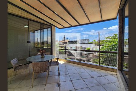 Apartamento à venda com 319m², 4 quartos e 3 vagas Apartamento à venda com 319m², 4 quartos e 3 vagasÁrea Externa