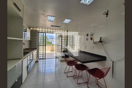 Apartamento à venda com 319m², 4 quartos e 3 vagas Apartamento à venda com 319m², 4 quartos e 3 vagasCozinha