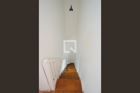 Casa de condomínio à venda com 148m², 3 quartos e 1 vagaEscada