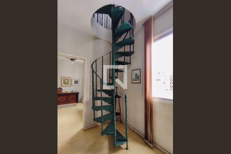 Apartamento à venda com 148m², 2 quartos e 1 vaga Apartamento à venda com 148m², 2 quartos e 1 vagaEscada