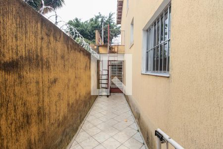 Casa à venda com 150m², 2 quartos e 2 vagas Casa à venda com 150m², 2 quartos e 2 vagasCorredor externo