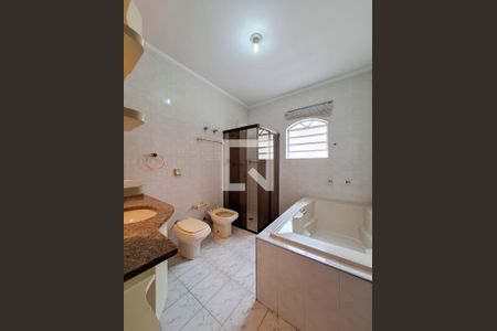 Casa à venda com 254m², 4 quartos e 3 vagasBanheiro Quarto 1