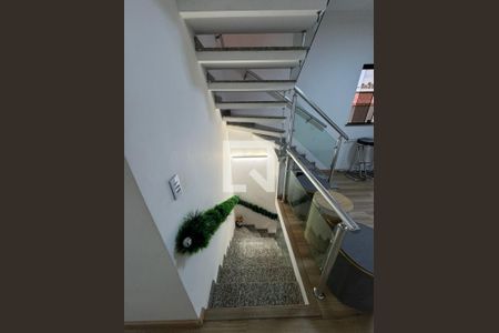 Casa à venda com 293m², 3 quartos e 2 vagas Casa à venda com 293m², 3 quartos e 2 vagasEscada