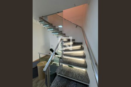 Casa à venda com 293m², 3 quartos e 2 vagas Casa à venda com 293m², 3 quartos e 2 vagasEscada