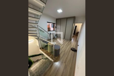 Casa à venda com 293m², 3 quartos e 2 vagas Casa à venda com 293m², 3 quartos e 2 vagasHall