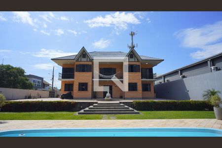 Casa de condomínio para alugar com 1200m², 3 quartos e 4 vagasFachada e patio