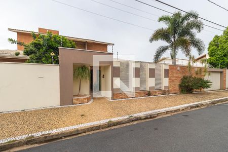 Casa à venda com 412m², 4 quartos e 5 vagas Casa à venda com 412m², 4 quartos e 5 vagasFachada