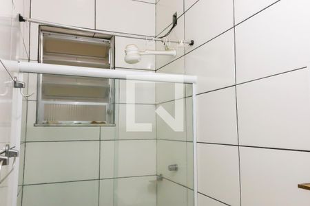 Banheiro da suite de casa para alugar com 2 quartos, 80m² em Higienópolis, Rio de Janeiro