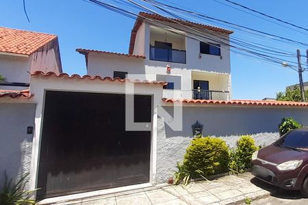 Casa de condomínio à venda com 400m², 4 quartos e 1 vaga Casa de condomínio à venda com 400m², 4 quartos e 1 vagaFachada
