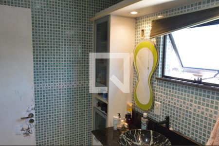 Casa de condomínio à venda com 400m², 4 quartos e 1 vaga Casa de condomínio à venda com 400m², 4 quartos e 1 vagaBanheiro da Suíte