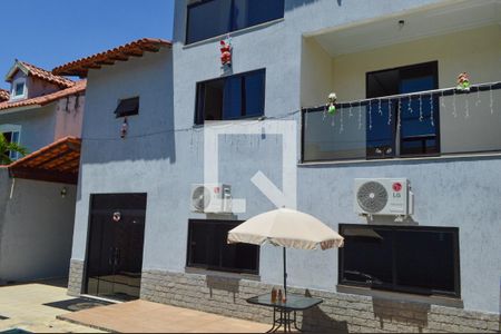 Casa de condomínio à venda com 400m², 4 quartos e 1 vaga Casa de condomínio à venda com 400m², 4 quartos e 1 vagaFachada