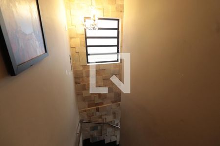 Casa à venda com 240m², 3 quartos e 2 vagasEscada