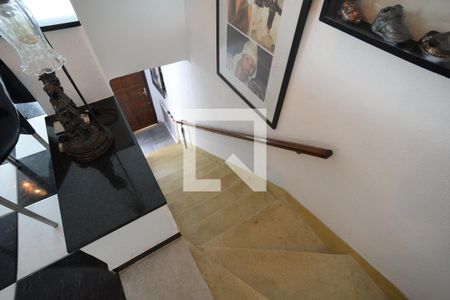 Casa à venda com 190m², 4 quartos e 3 vagasEscada