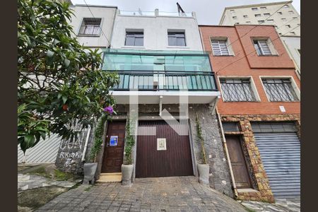 Casa à venda com 190m², 4 quartos e 3 vagas Casa à venda com 190m², 4 quartos e 3 vagasFachada
