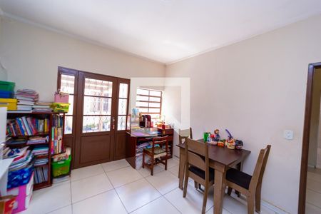 Casa à venda com 250m², 3 quartos e 3 vagas Casa à venda com 250m², 3 quartos e 3 vagasEdícula - Sala