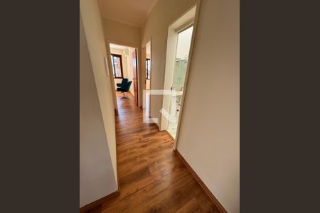 Corredor de casa à venda com 3 quartos, 140m² em Vila Ipiranga, Porto Alegre