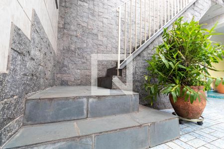 Casa à venda com 363m², 4 quartos e 3 vagas Casa à venda com 363m², 4 quartos e 3 vagasEscada