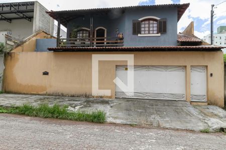 Casa à venda com 257m², 4 quartos e 4 vagasFachada
