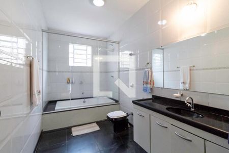 Casa à venda com 257m², 4 quartos e 4 vagasBanheiro da suíte