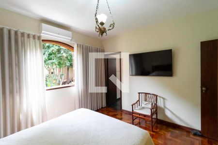 Casa à venda com 257m², 4 quartos e 4 vagasSuíte