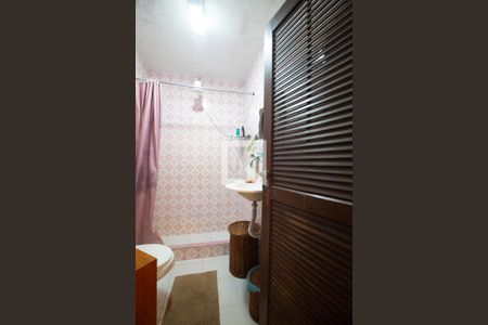 Apartamento à venda com 80m², 2 quartos e sem vaga Apartamento à venda com 80m², 2 quartos e sem vagaBanheiro social