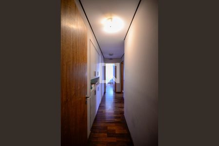 Corredor de acesso aos quartos de apartamento para alugar com 3 quartos, 120m² em Aclimação, São Paulo