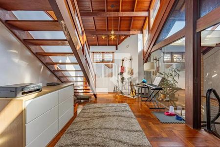 Casa para alugar com 269m², 4 quartos e 4 vagasEscada