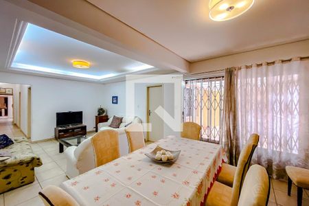 Casa à venda com 230m², 3 quartos e 2 vagasSala