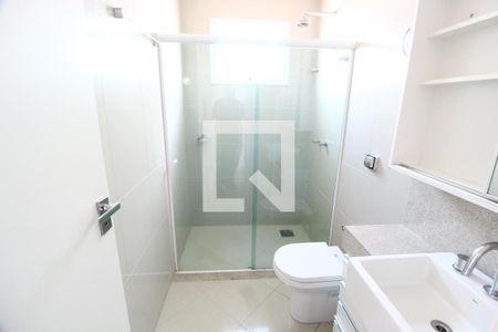 Casa de condomínio para alugar com 300m², 4 quartos e 4 vagasBanheiro do Quarto 2