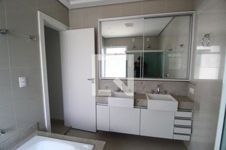 Casa de condomínio para alugar com 300m², 4 quartos e 4 vagasBanheiro do Quarto 1