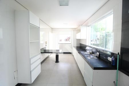 Casa de condomínio para alugar com 300m², 4 quartos e 4 vagasCozinha